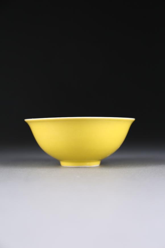 春和美術(shù)甜黃釉青花遊魚碗