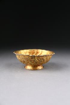 金鏨刻花鳥紋花口碗