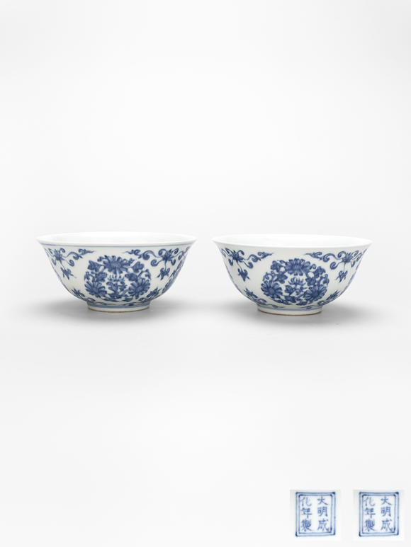豐藝香港拍賣青花團(tuán)菊纏枝花卉紋碗一對(duì)“大明成化年製”款