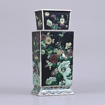 清 墨地花卉紋方瓶