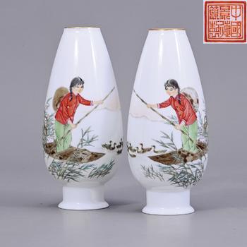 文革 釉上葵彩美人過江薄胎瓶 一對(duì) "中國景德鎮(zhèn)製"款