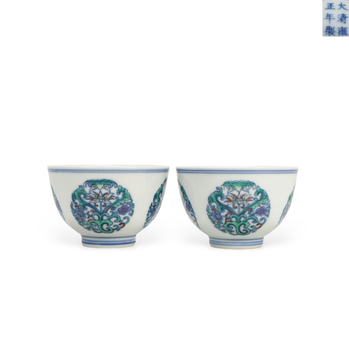斗彩團(tuán)花卉紋杯一對(duì)