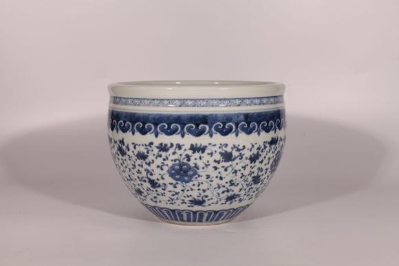 清乾隆缠枝莲纹卷缸