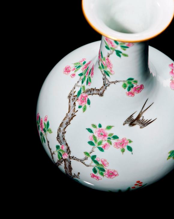 清道光粉彩杏林春燕图长颈瓶