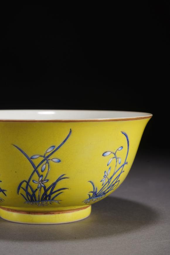 清代黄地粉彩兰花碗