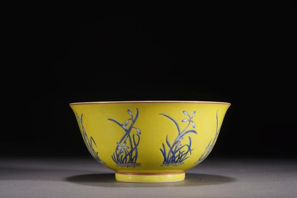 清代黄地粉彩兰花碗