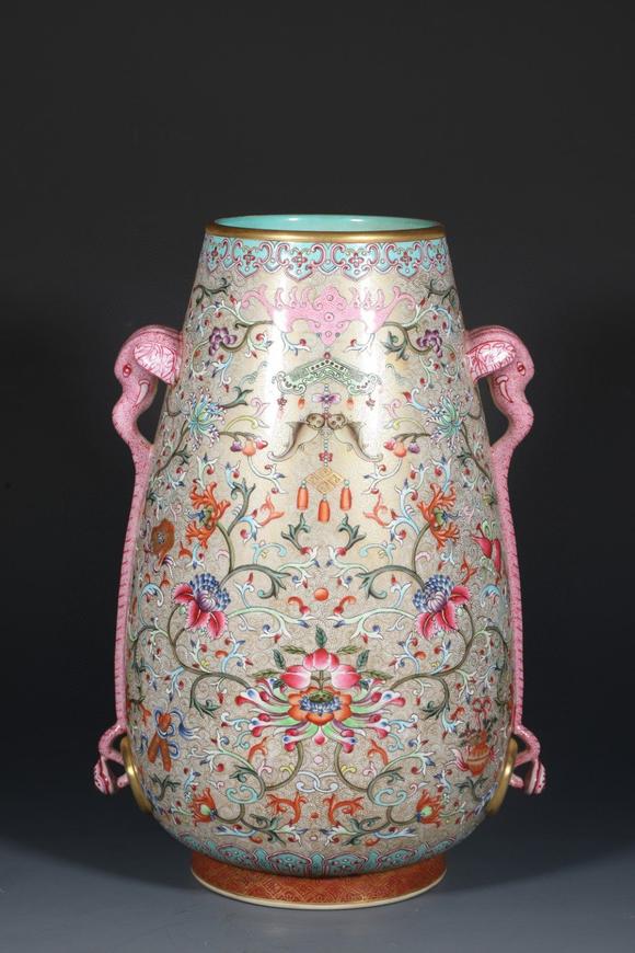 清代珐琅彩金地爬花西番莲福禄寿双耳尊