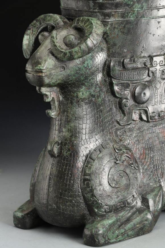 欧洲藏家旧藏青铜兽面纹双羊尊