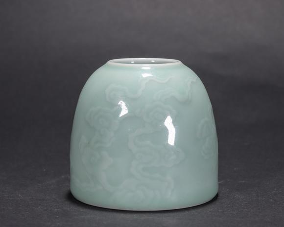 大清康熙年制款豆青釉云纹水盂