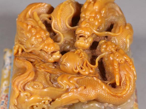 清乾隆田黄石三龙戏珠钮章