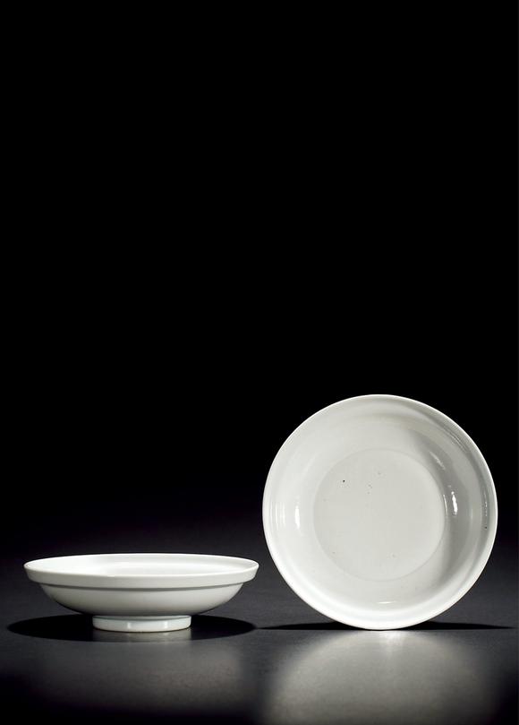 明永乐甜白釉暗刻花纹折沿盘一对