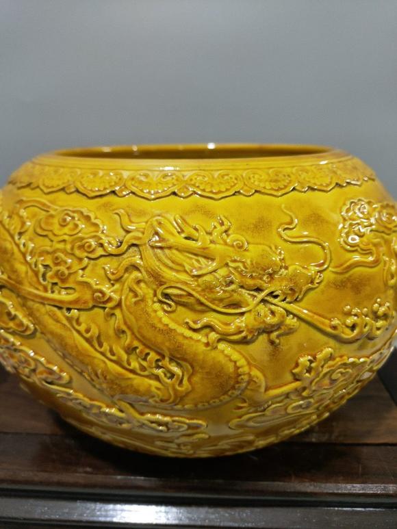 清乾隆黄釉雕刻双龙戏珠纹苹果缸