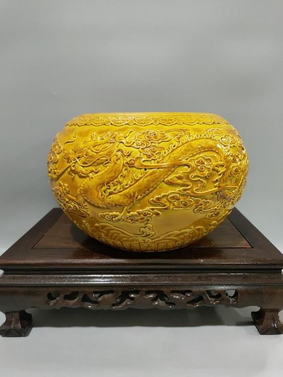 清乾隆黄釉雕刻双龙戏珠纹苹果缸