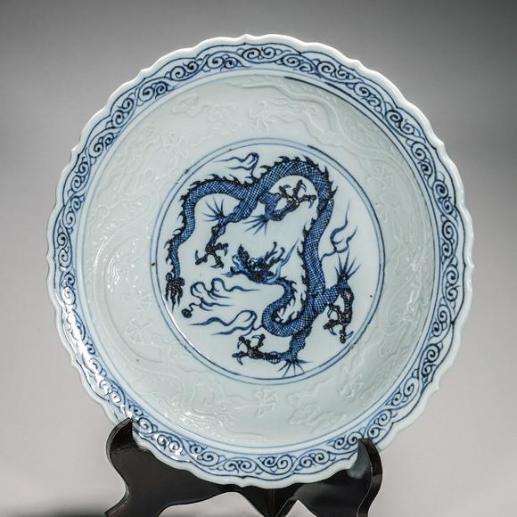 元青花暗刻龙纹赏盘
