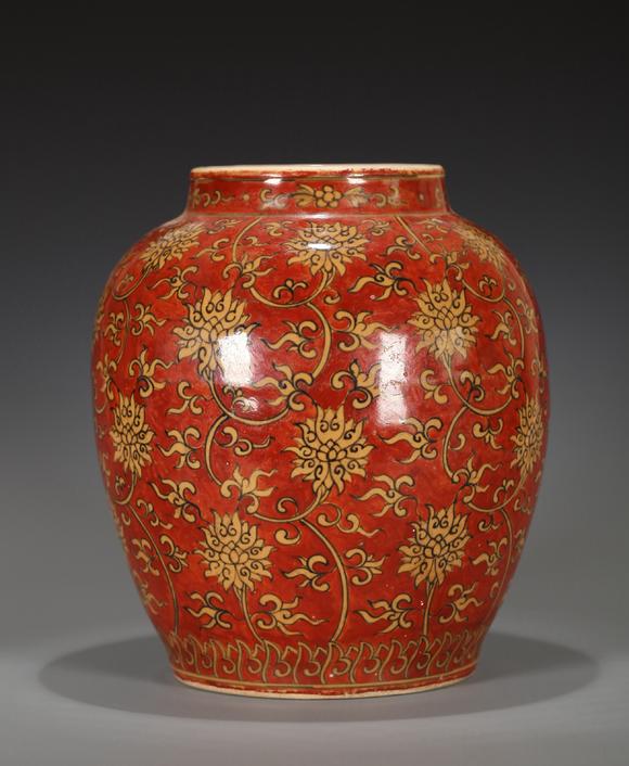 明万历黄地矾红彩缠枝莲纹罐