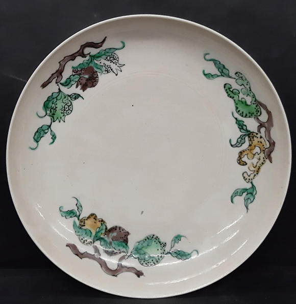 书画艺拍康熙款素三彩三利三多纹暗花龙纹碟