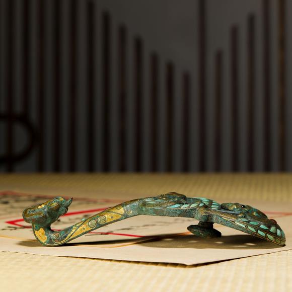 宋代铜嵌金银宝石带钩