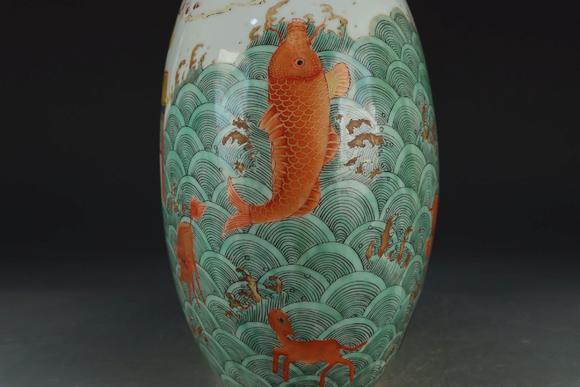 清乾隆粉彩鱼跃龙门纹双耳抱月瓶