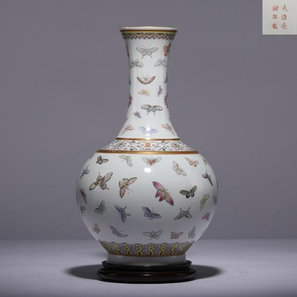 清光绪粉彩百蝶瓶 清光绪粉彩百蝶瓶估价 清光绪粉彩百蝶瓶高清大图 易拍全球东京麒麟拍卖传承 麒麟集粹專場拍品介绍