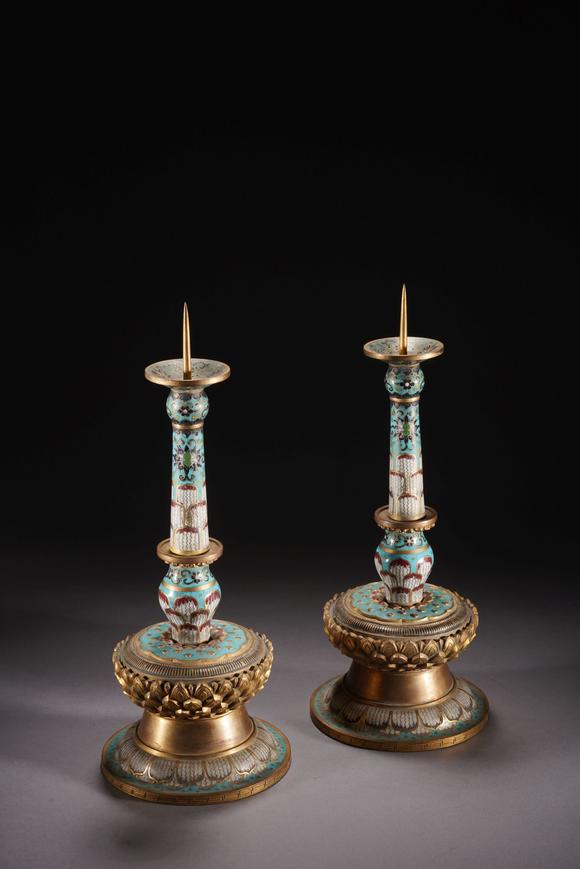 清代珐琅莲瓣纹烛台一对