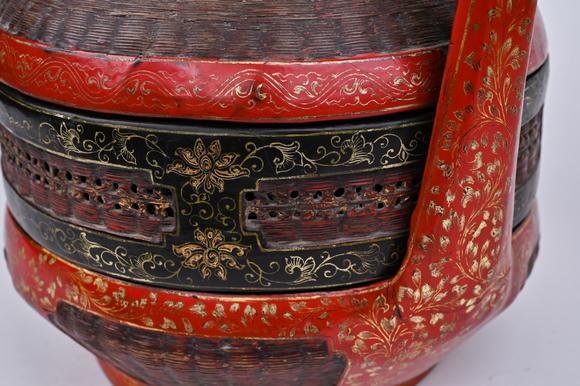 大明万历年制漆雕描金花卉纹食盒