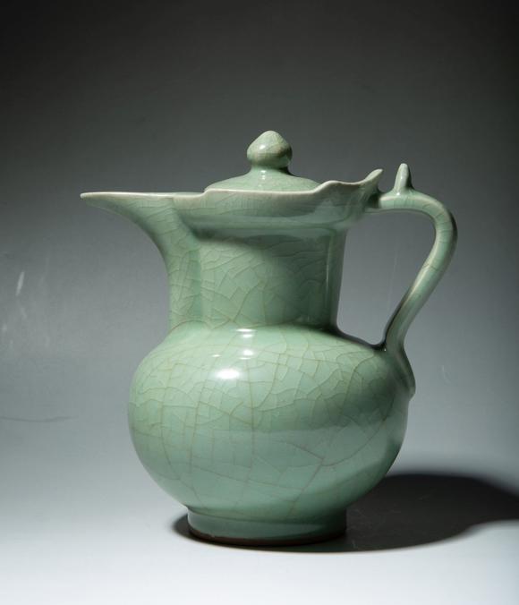 龙泉窑僧帽壶