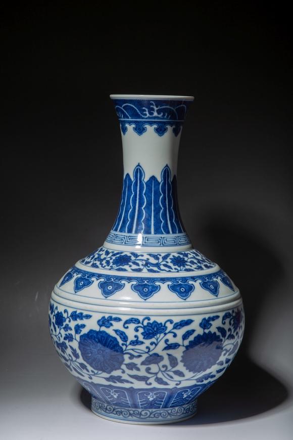 大清道光年制款青花缠枝莲纹赏瓶