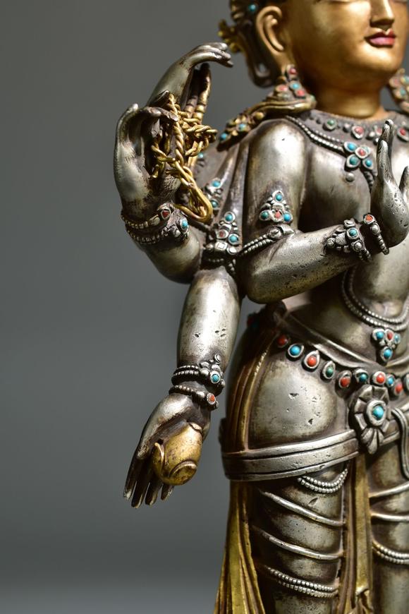 清乾隆铜鎏金八臂文殊菩萨