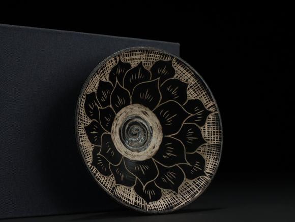 宋代磁州窑黑釉剃花莲花纹斗笠盏