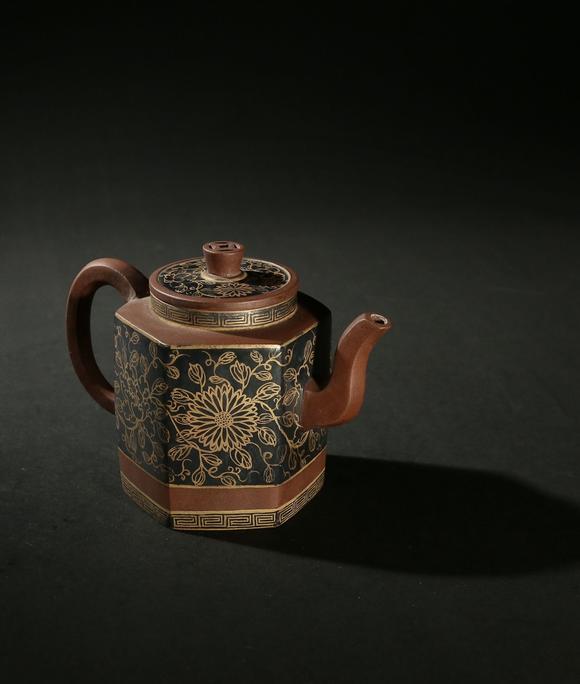 香港天宝清代乾隆年制 紫砂黑釉描金六方壶