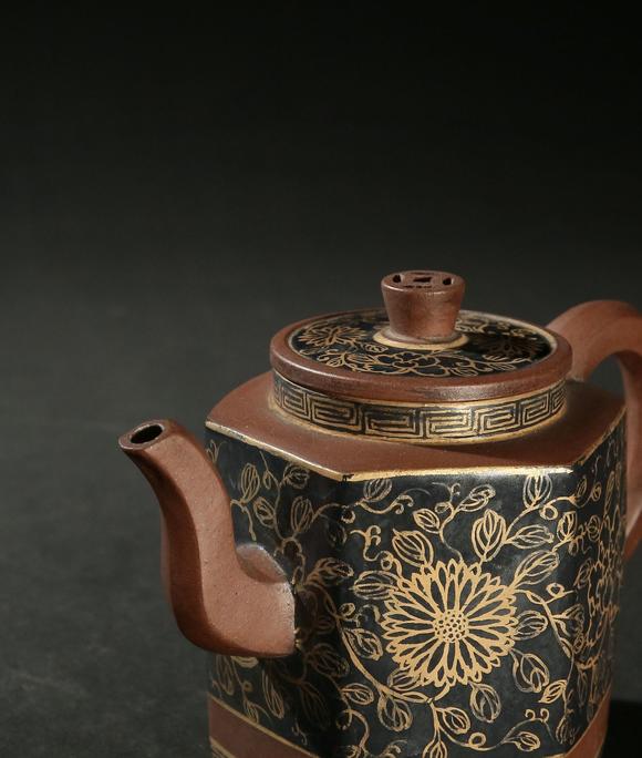 香港天宝清代乾隆年制 紫砂黑釉描金六方壶