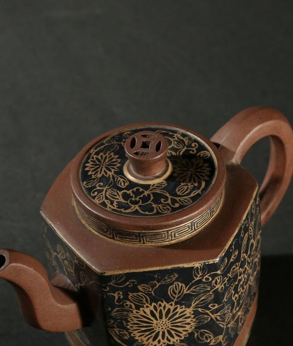 香港天宝清代乾隆年制 紫砂黑釉描金六方壶