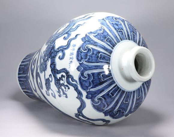 mingdynastyxuandeblueandwhitedragonplumvase
