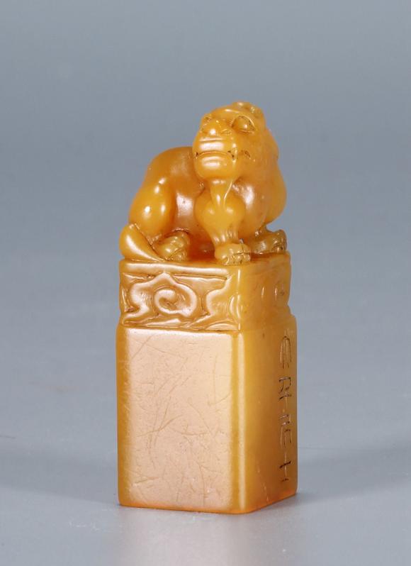 张大千先生作田黄石古兽钮印