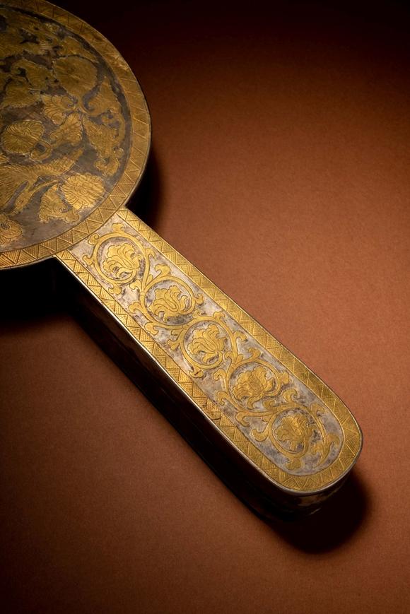 中国古代银鎏金凤纹花卉镜盒