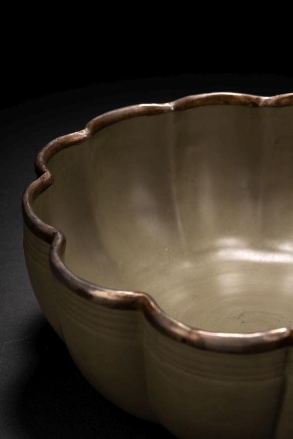 中国古代越窑秘色瓷花口钵