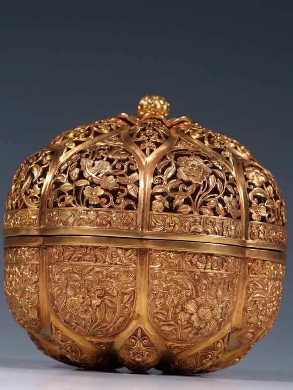 东京四季春秋清 铜鎏金錾花纹香薰盖盒