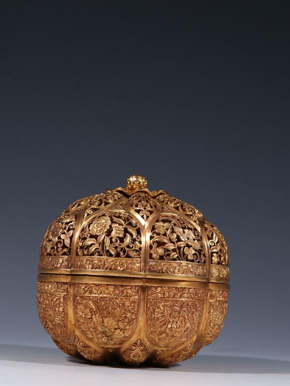 东京四季春秋清 铜鎏金錾花纹香薰盖盒