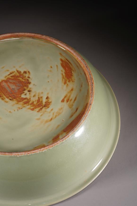 明代青釉暗刻龙纹大碗