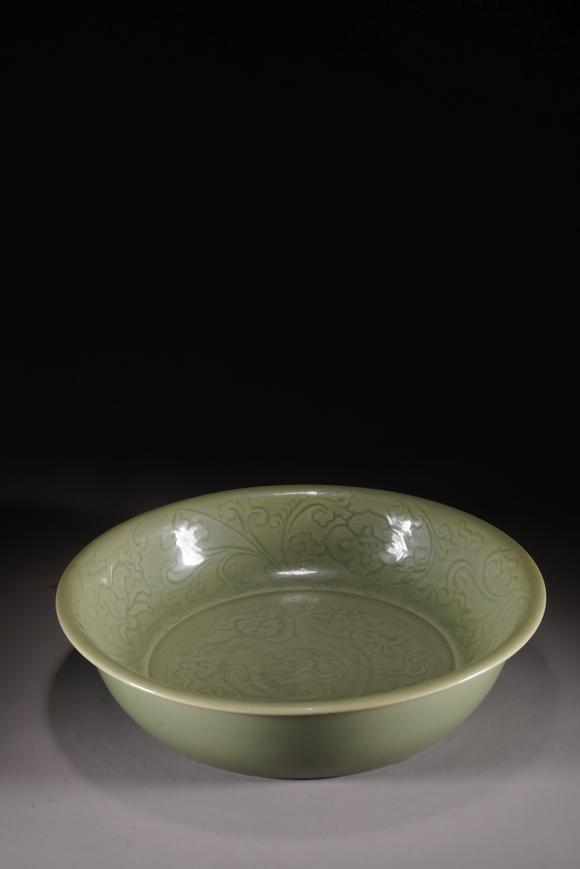 明代青釉暗刻龙纹大碗
