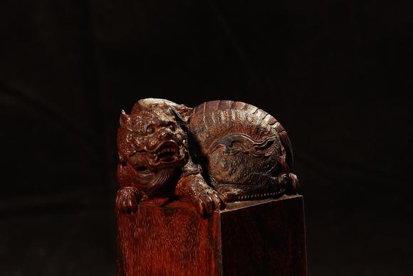 现代小叶紫檀螭龙印章