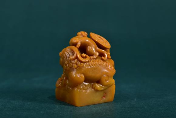 清松庵款螭虎献福钮田黄印章