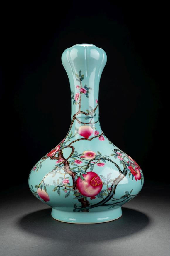 清代粉彩寿桃纹蒜头瓶