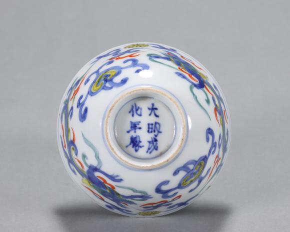 名古屋国际拍卖"大明成化年制"款青花五彩兽吐花茶盏一对