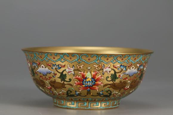 清乾隆金釉珐琅彩花卉碗