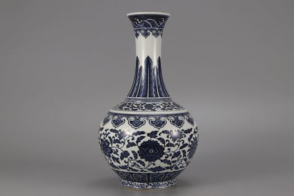 清乾隆青花缠枝莲花卉赏瓶 清乾隆青花缠枝莲花卉赏瓶估价 清乾隆青花缠枝莲花卉赏瓶高清大图 易拍全球东京国际華夏珍品 中國歷代瓷器專場拍品介绍