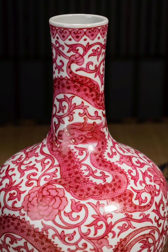 清代矾红龙纹天球瓶