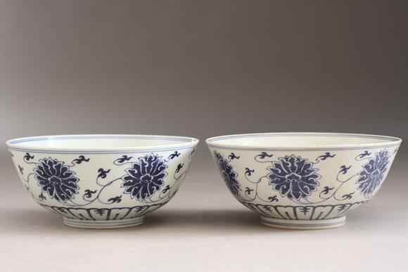 青花花纹碗一对