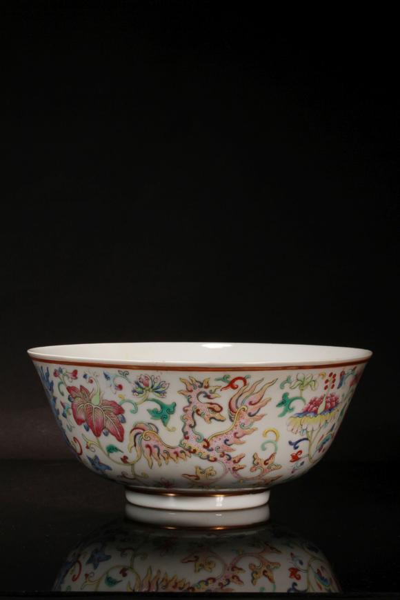 清道光粉彩夔凤纹碗