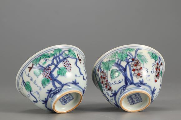 东京国际明成化 斗彩姹紫葡萄纹杯一对